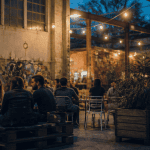 Scène de vie à la Cité des Halles Lyon en soirée