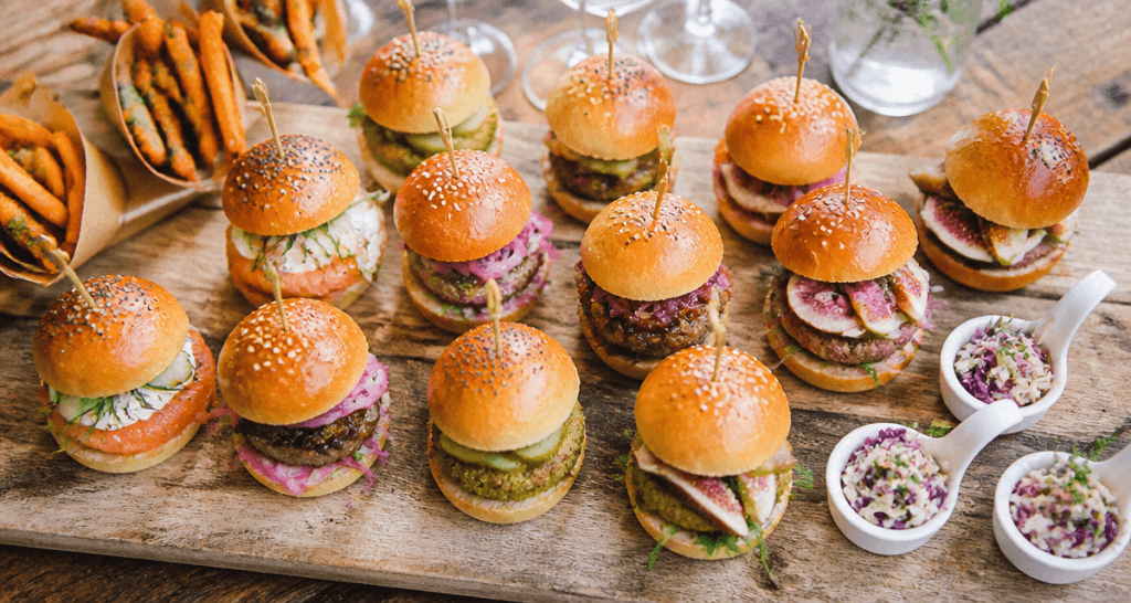 recette mini burger apéro sur planche bois avec garnitures variées