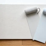 Couleur plafond blanc cassé pour agrandir la pièce