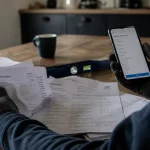devis travaux tousrenov.be : devis, mètre et niveau sur table