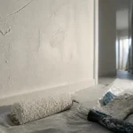 Peinture pour crepis interieur : mur crépi fraîchement peint, relief visible