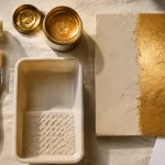 Peinture murale dorée : échantillon de finition métallique et surface nette